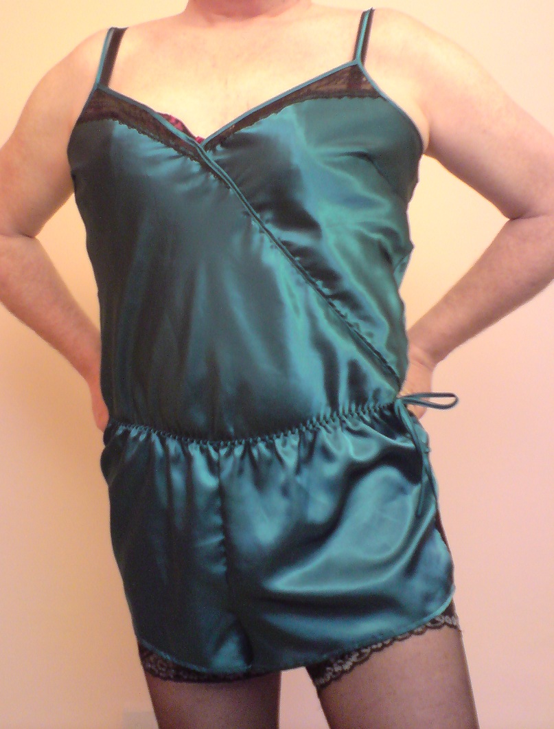 a woman's green dress is being shown from up - side