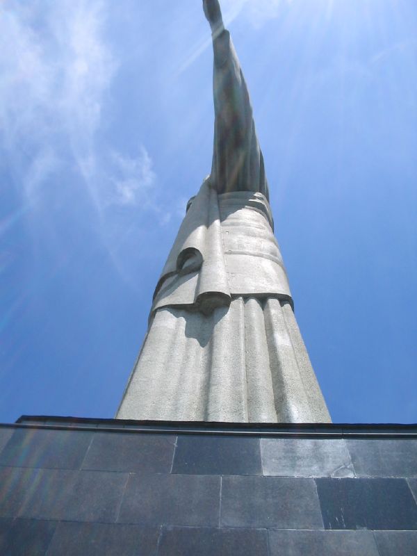the top of the statue is shown with sun shining behind it