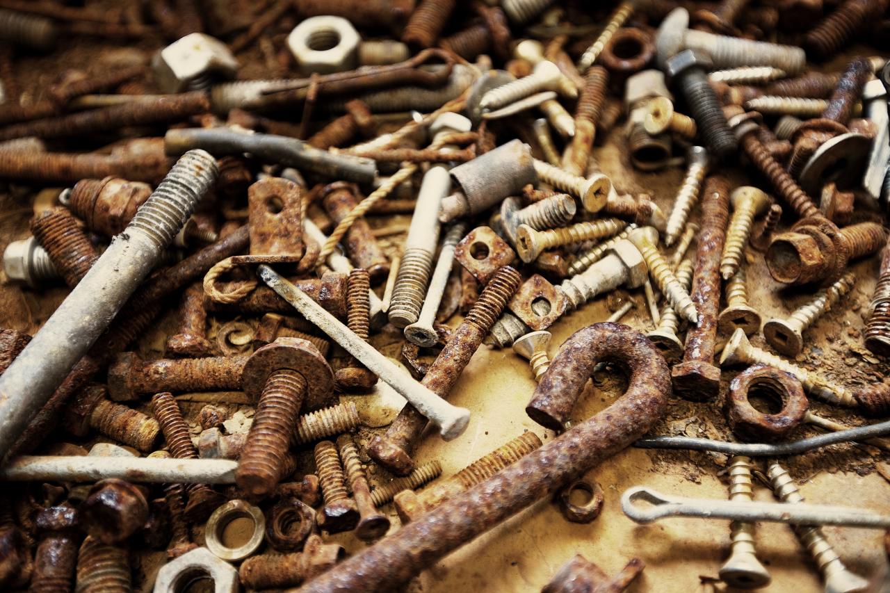 many bolts, bolts and rivets are arranged on the table