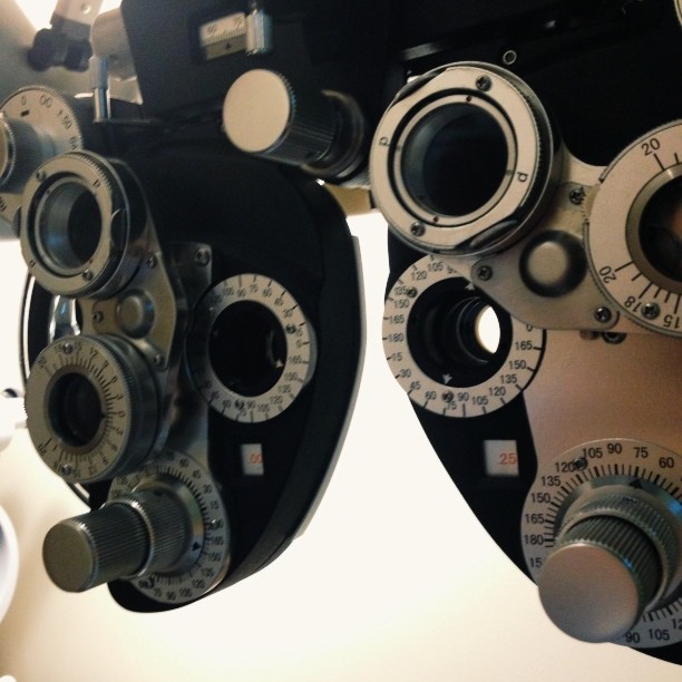 multiple eyepieces are arranged around an operating machine