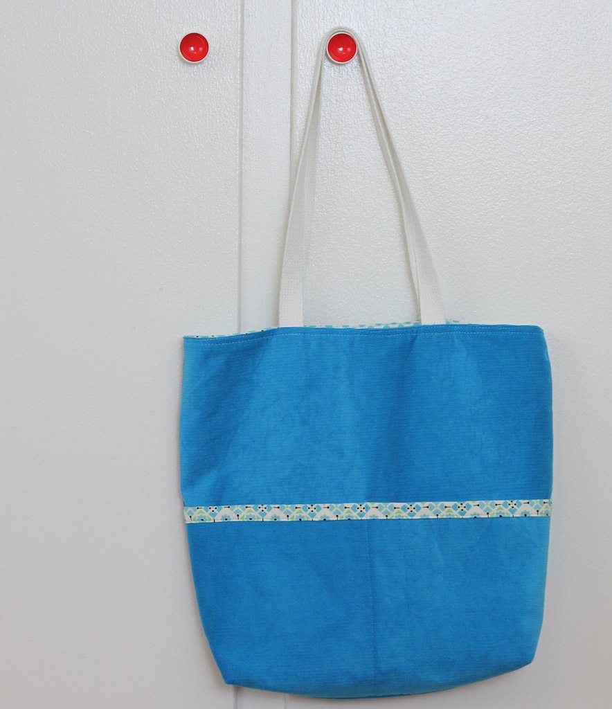 this is an easy step - by - step instructions to sew a tote bag