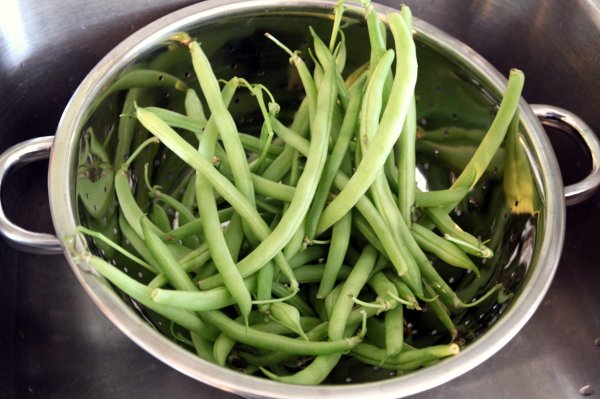 a large pot filled with green beans