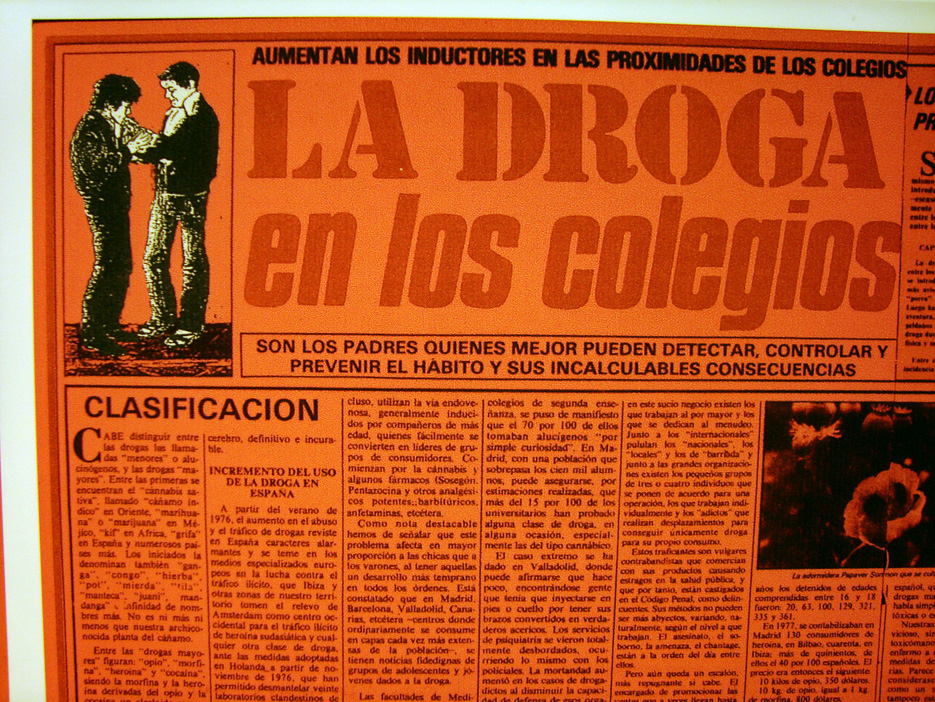 an advertit for a spanish movie called la draga en los col colglios