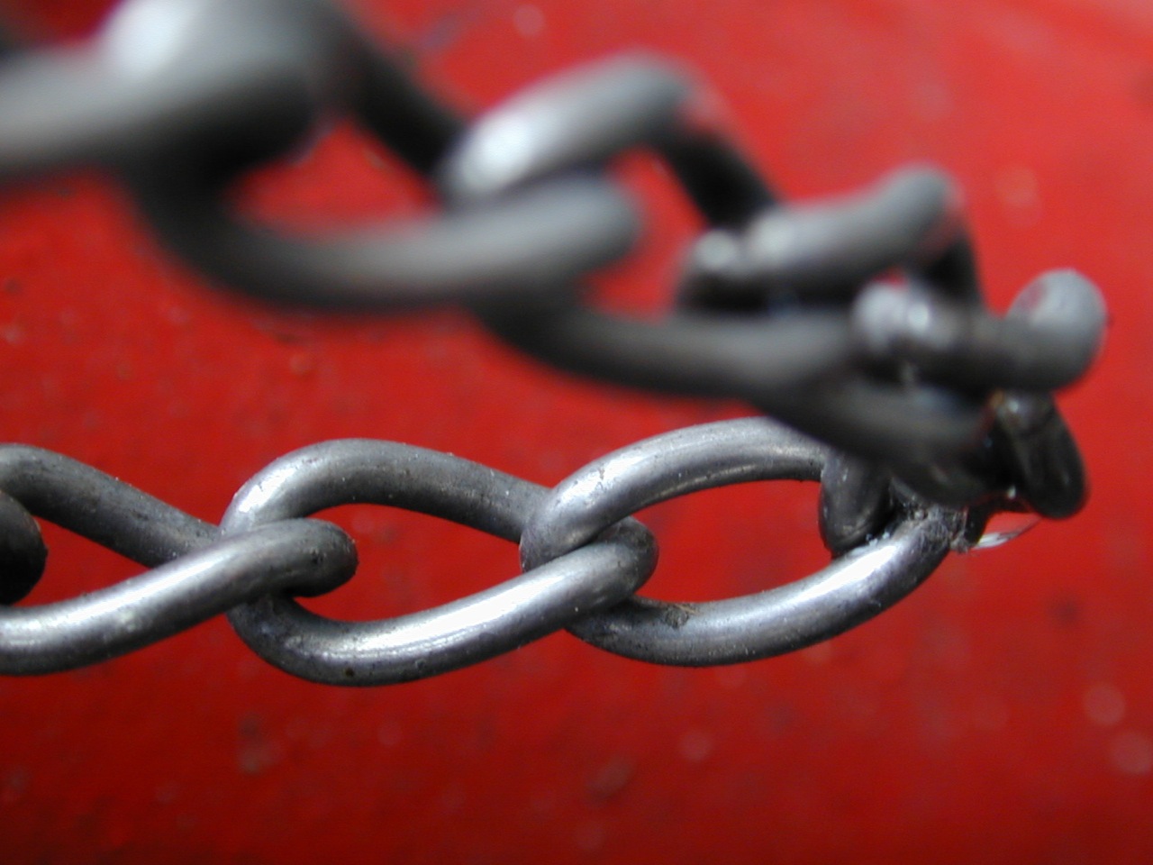a silver chain is attached to a red table