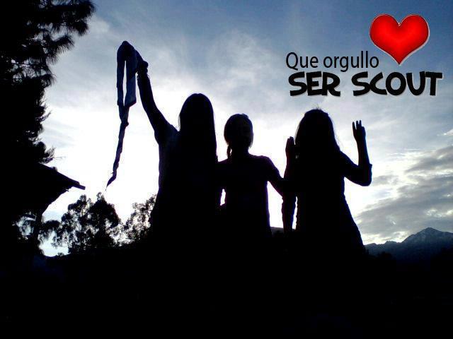 three women stand and pose for a po in front of the sky with a background and caption that says que orequilio ser 30 seir scout