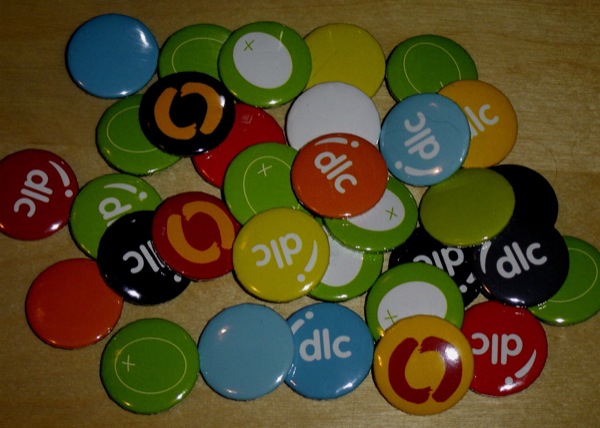 a large pile of different colored ons and pins