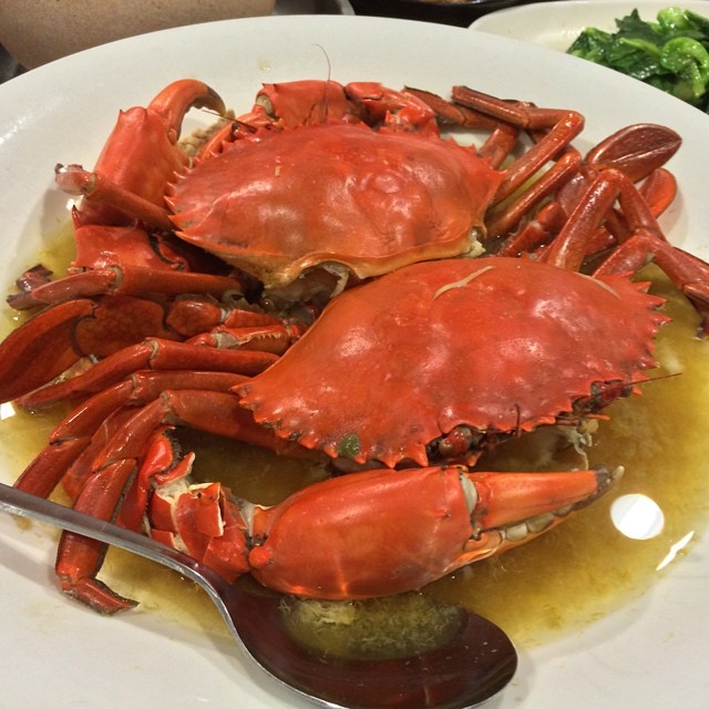 a plate with crabs is sitting on the table