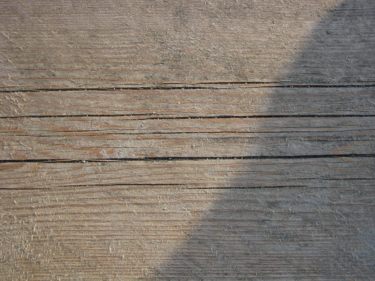 the wooden surface with lines shows light and shadow