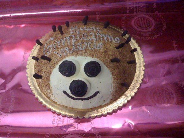 a cake that looks like a smiling face