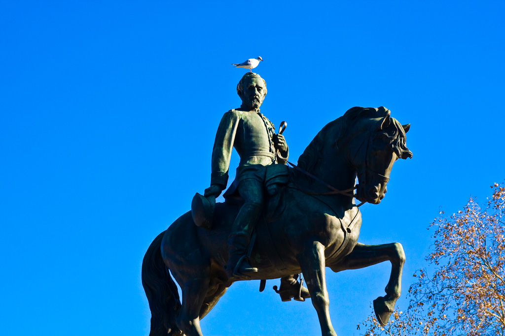 a statue sitting on top of a horse