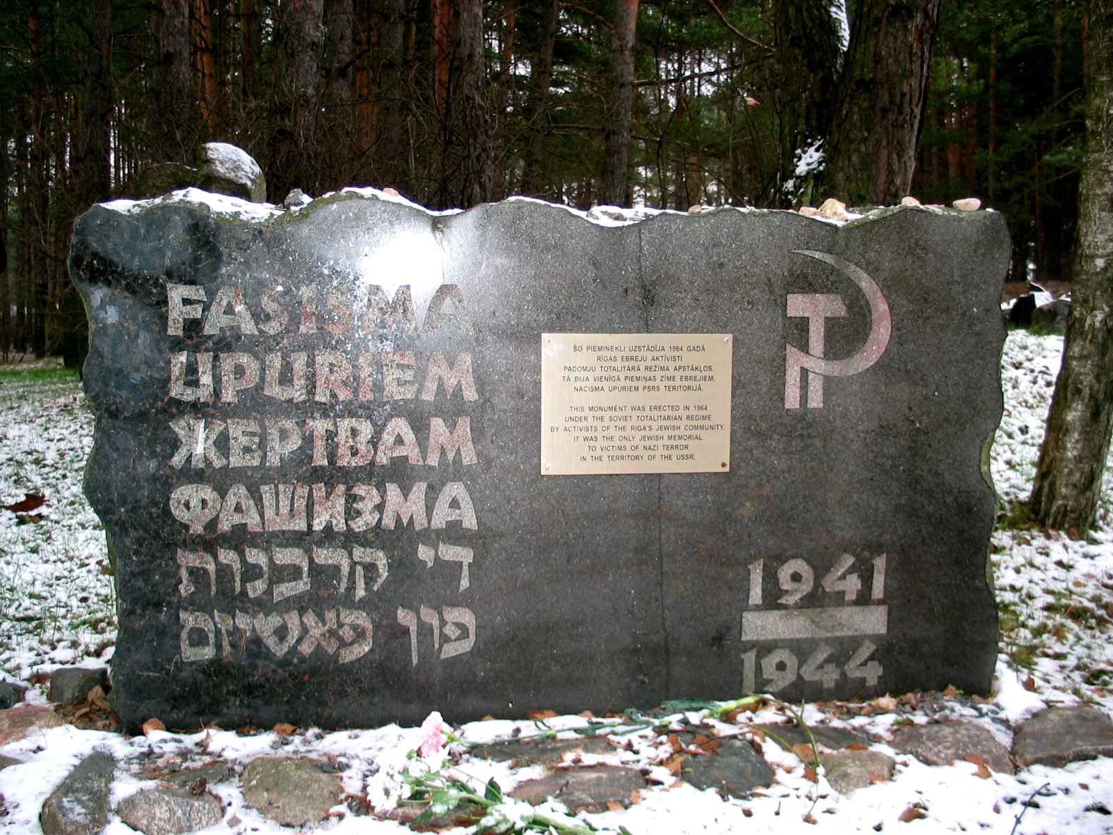 a large memorial plaque sitting in the middle of snow