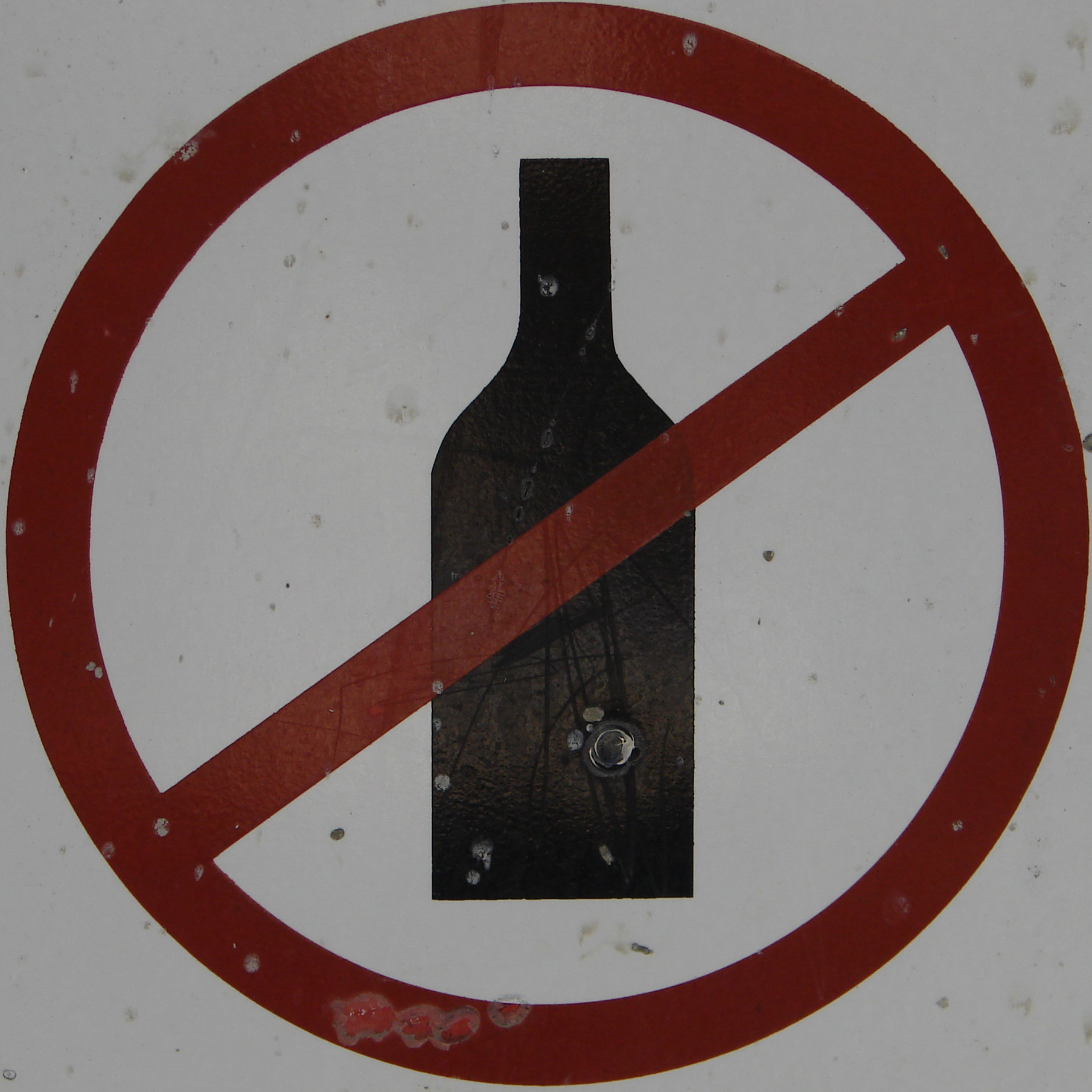 a sign on the street is telling drivers not to use bottles or bottles