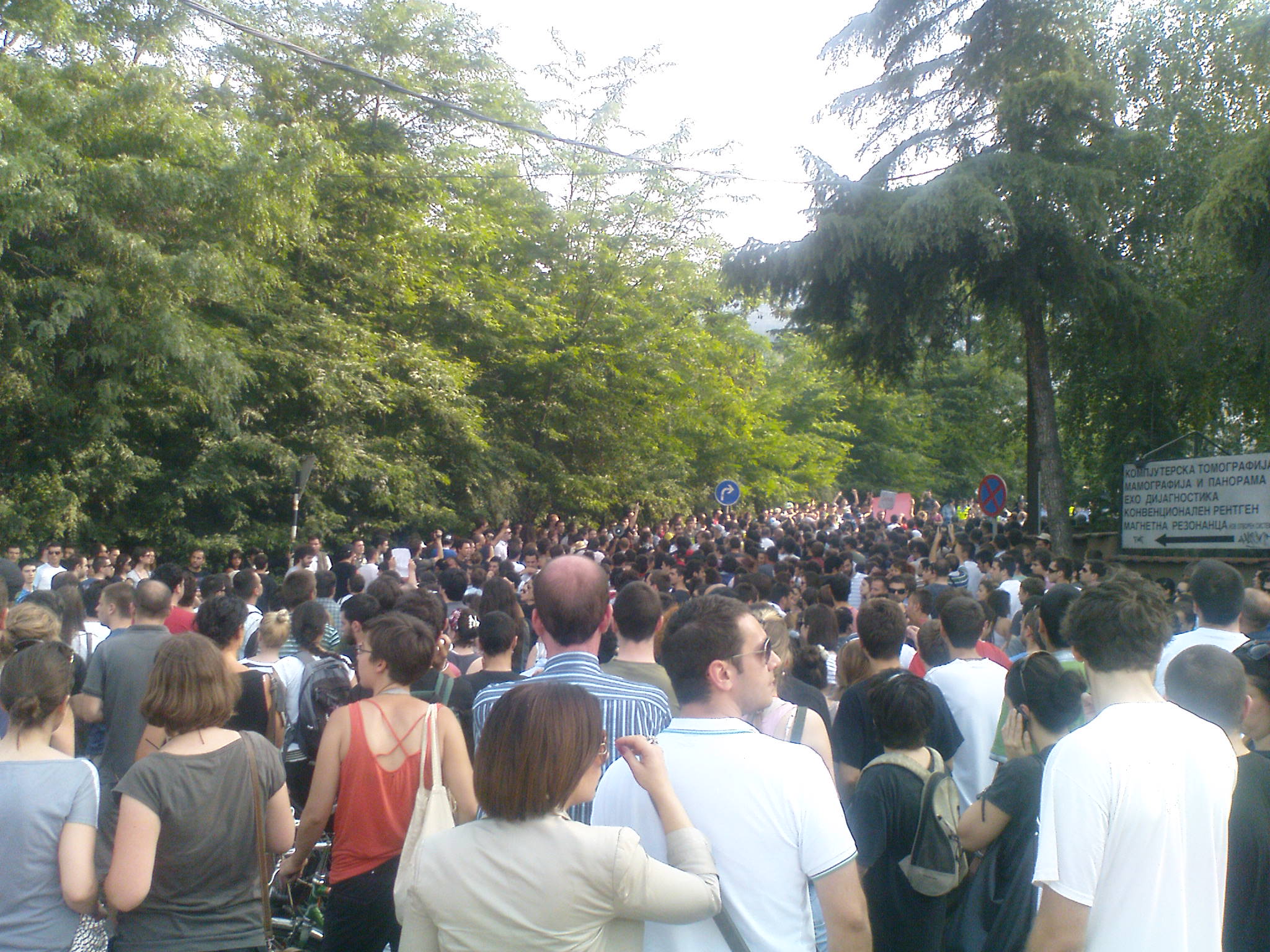 the crowd is gathered together outside in the park