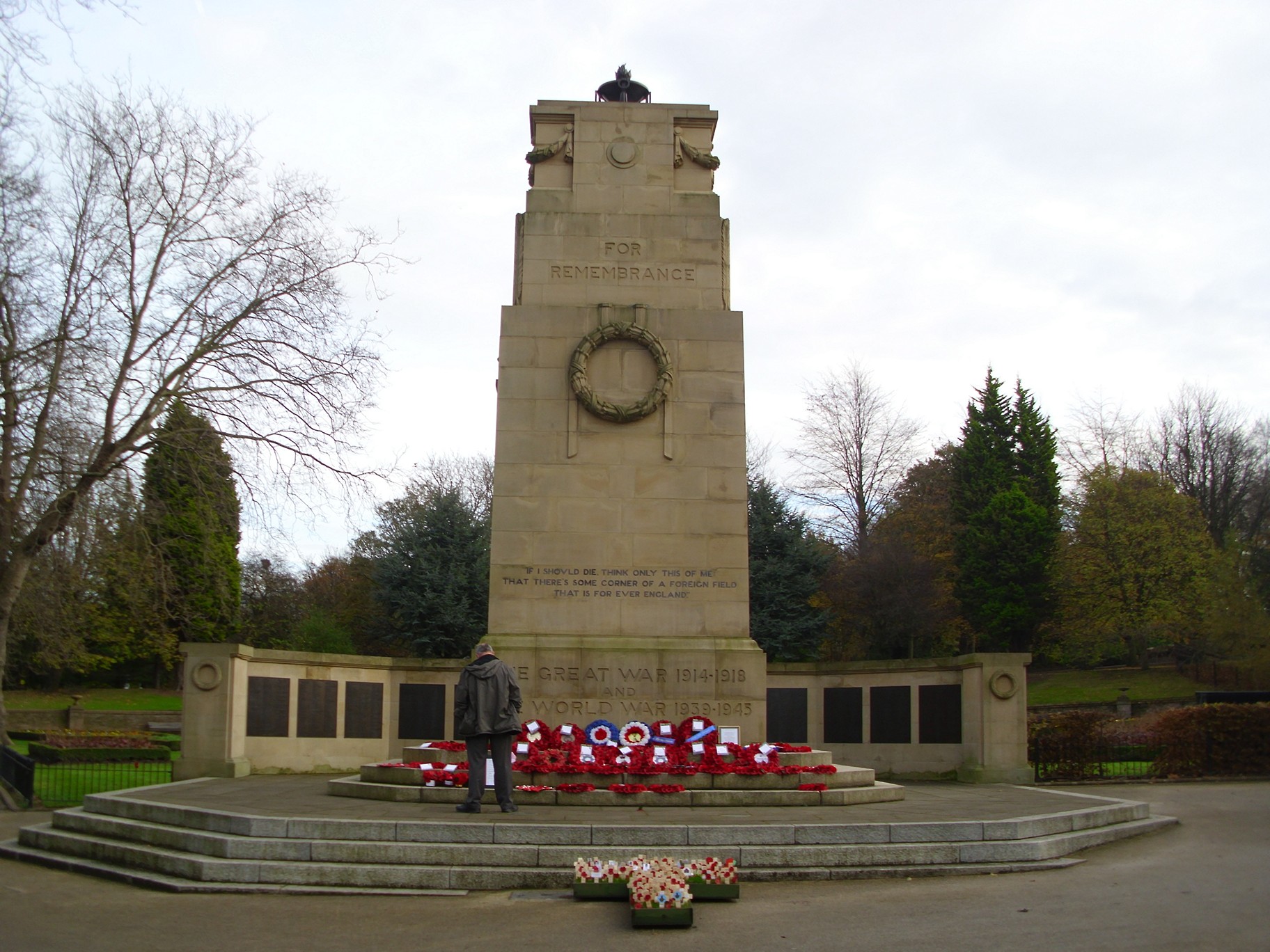 a monument has been decorated with red and white flowers
