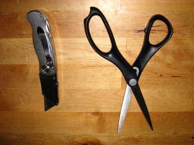 there are two pairs of scissors on a table