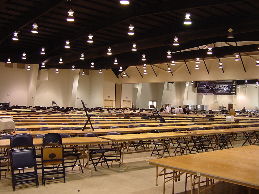 a po of a large room with several rows of desks and chairs in it