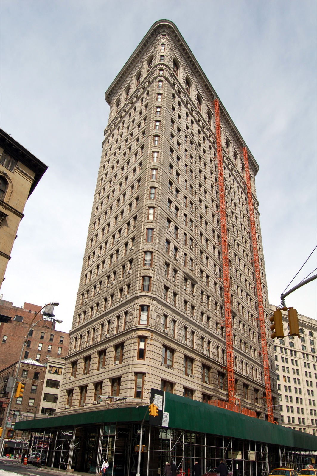 a large grey building sitting between two buildings