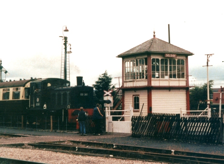 there are several train engines and a small building