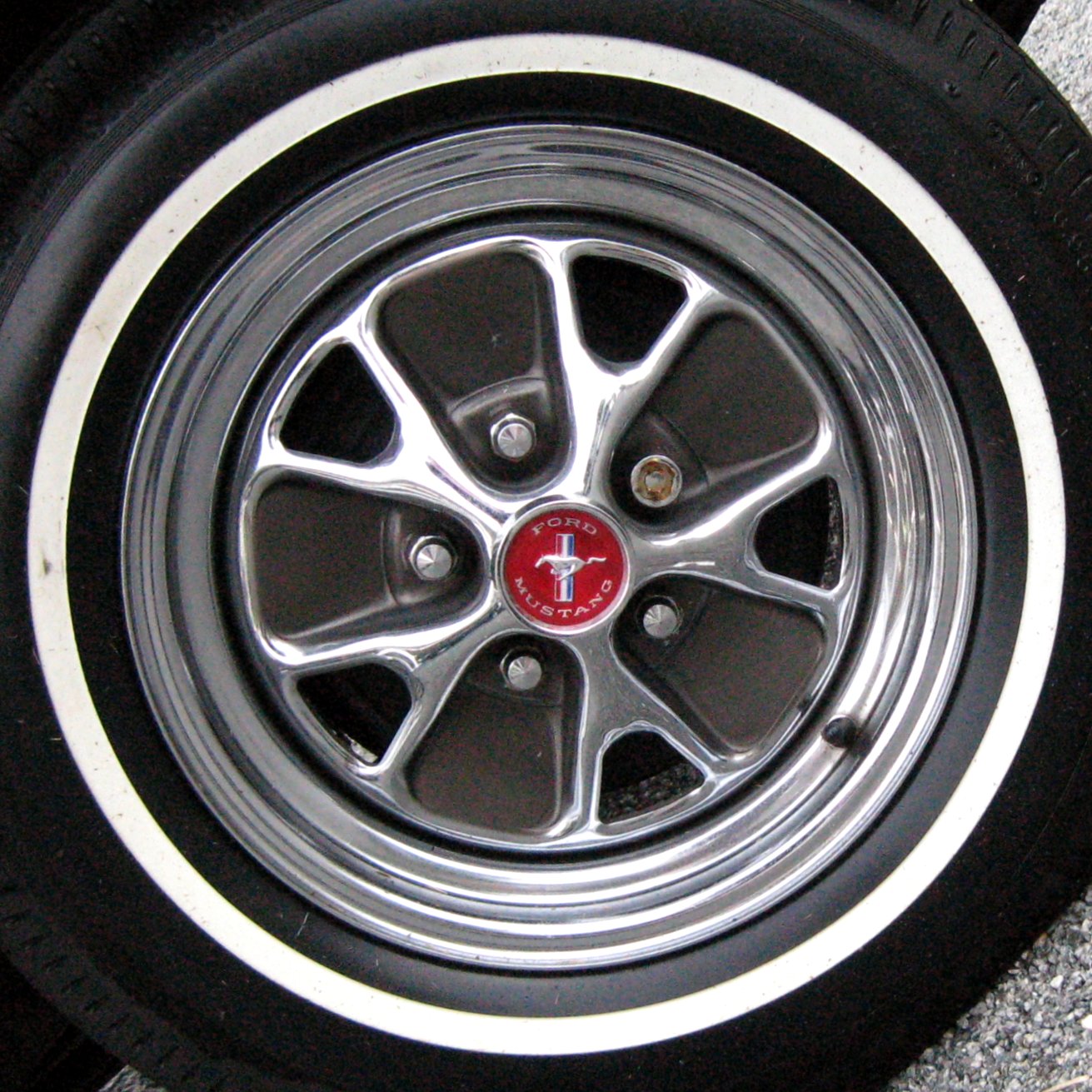 a wheel on a car with a red ke pad and a blue ke plate
