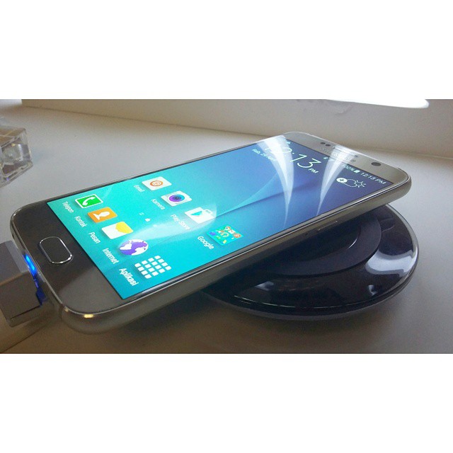 an image of a samsung smartphone with some dock on the screen