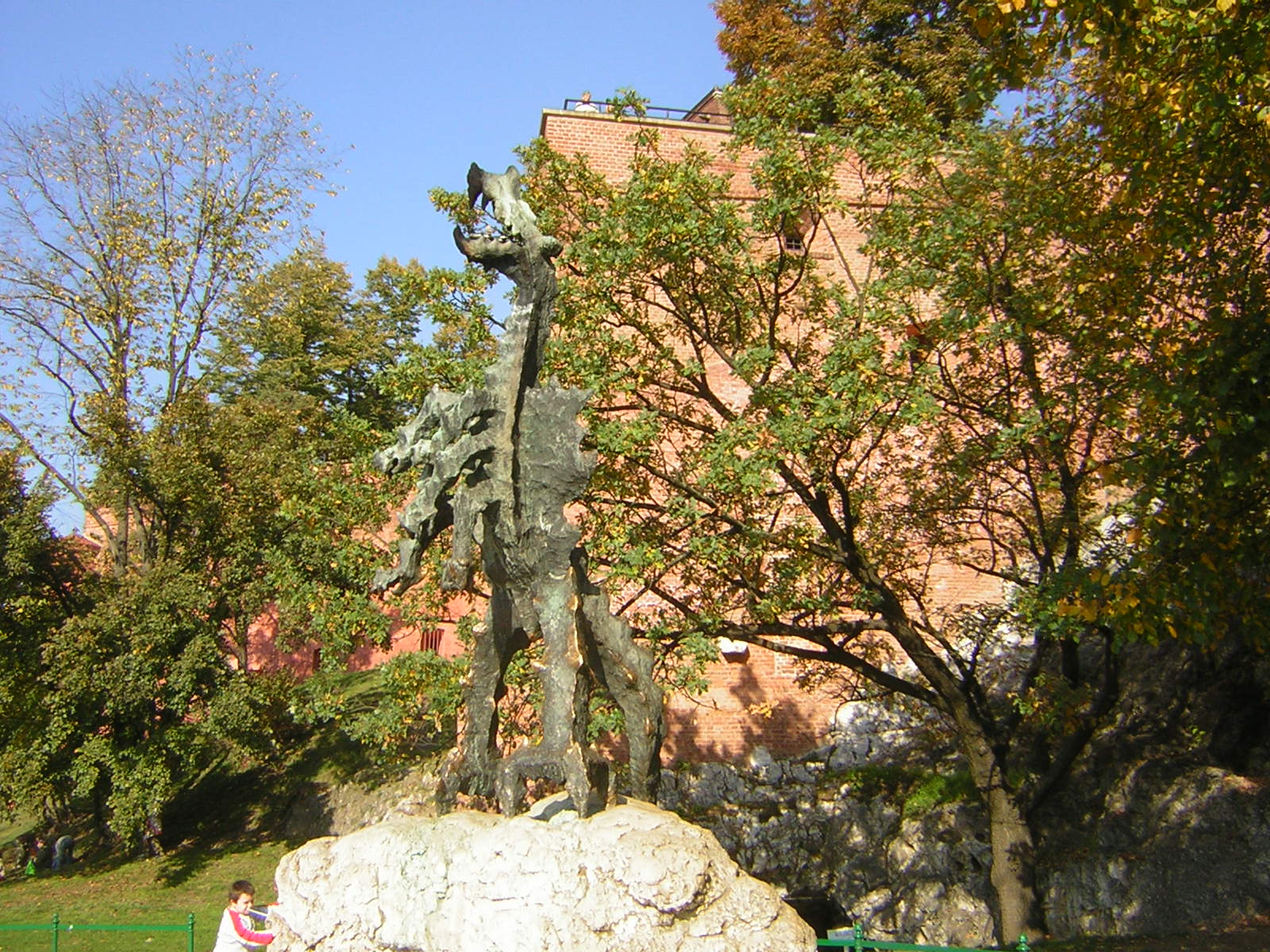 the large statue of a lizard near the building