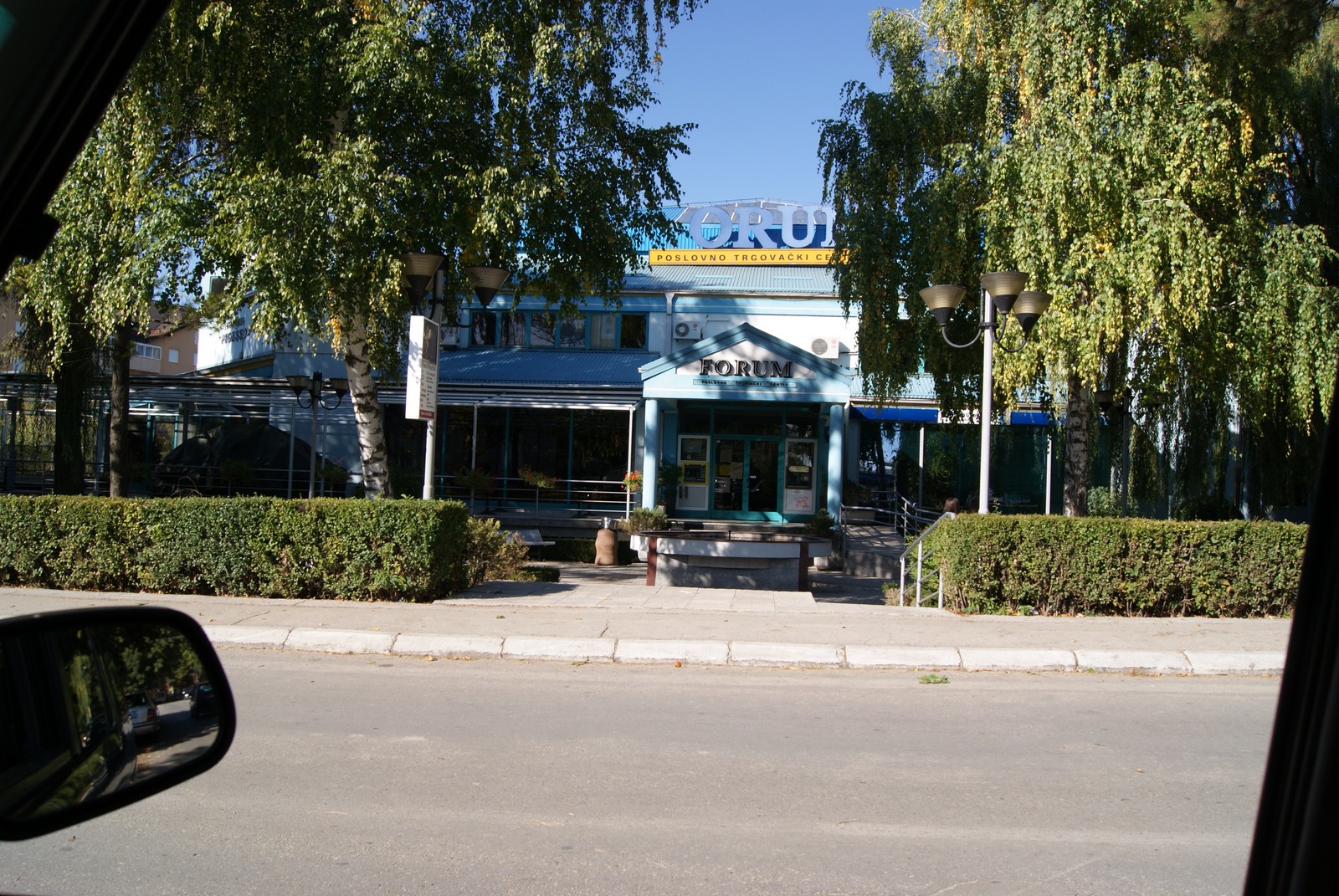 trees and bushes surround the building where the eatery is located