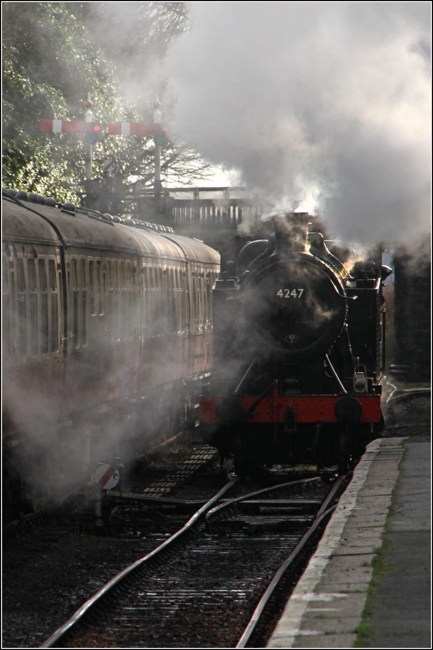 a steam engine is making a turn at the platform