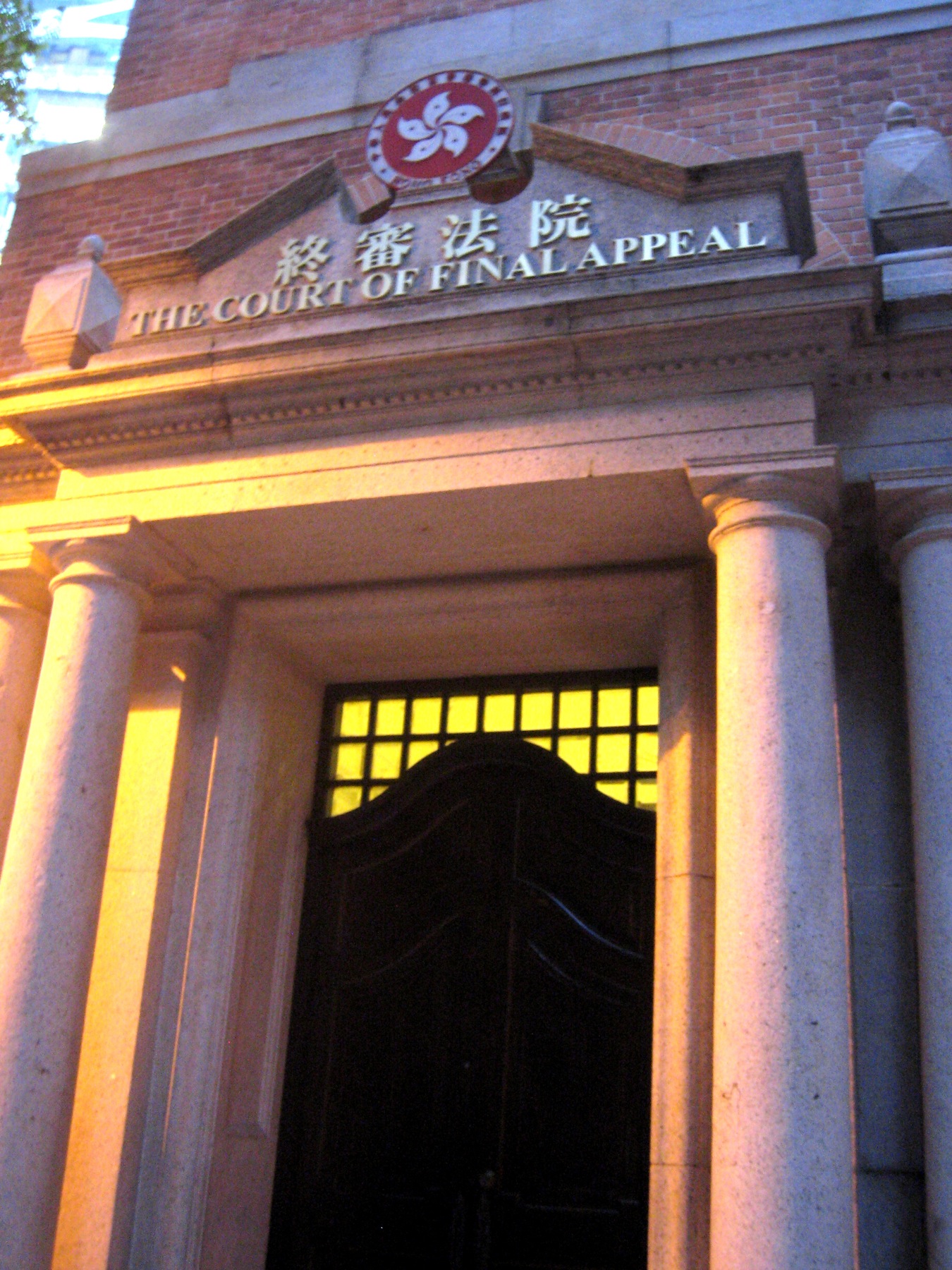 the front of a building has arches and pillars