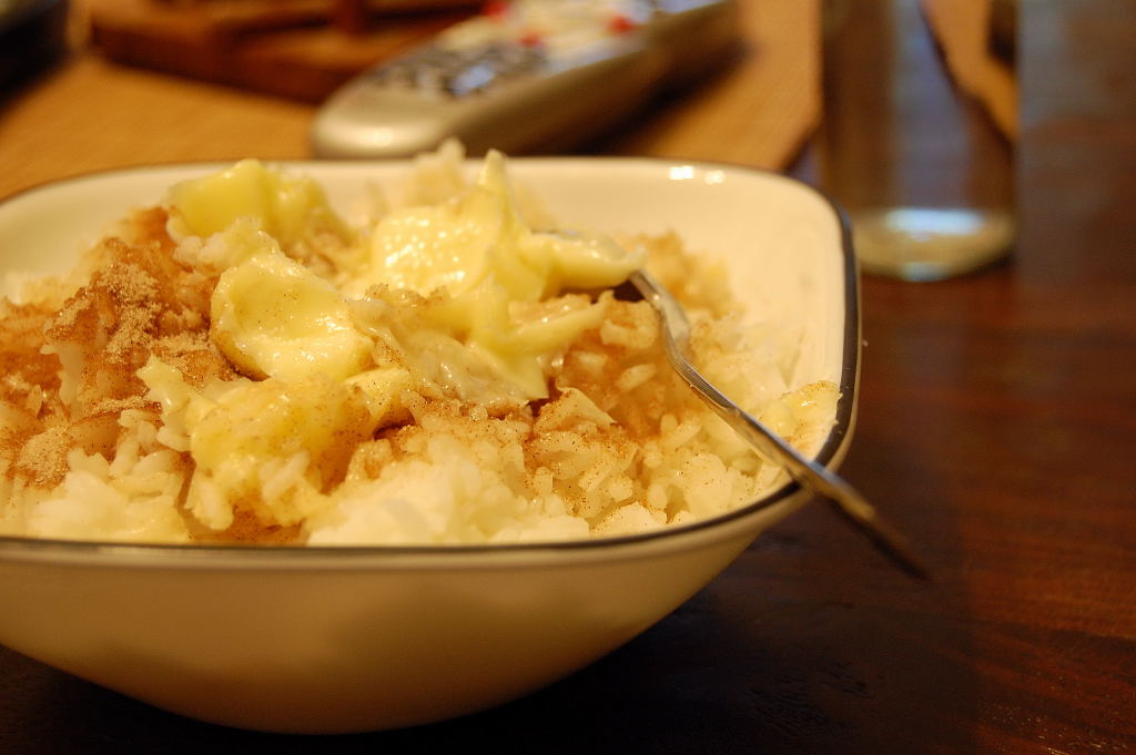 a bowl of food with some kind of macaroni and cheese