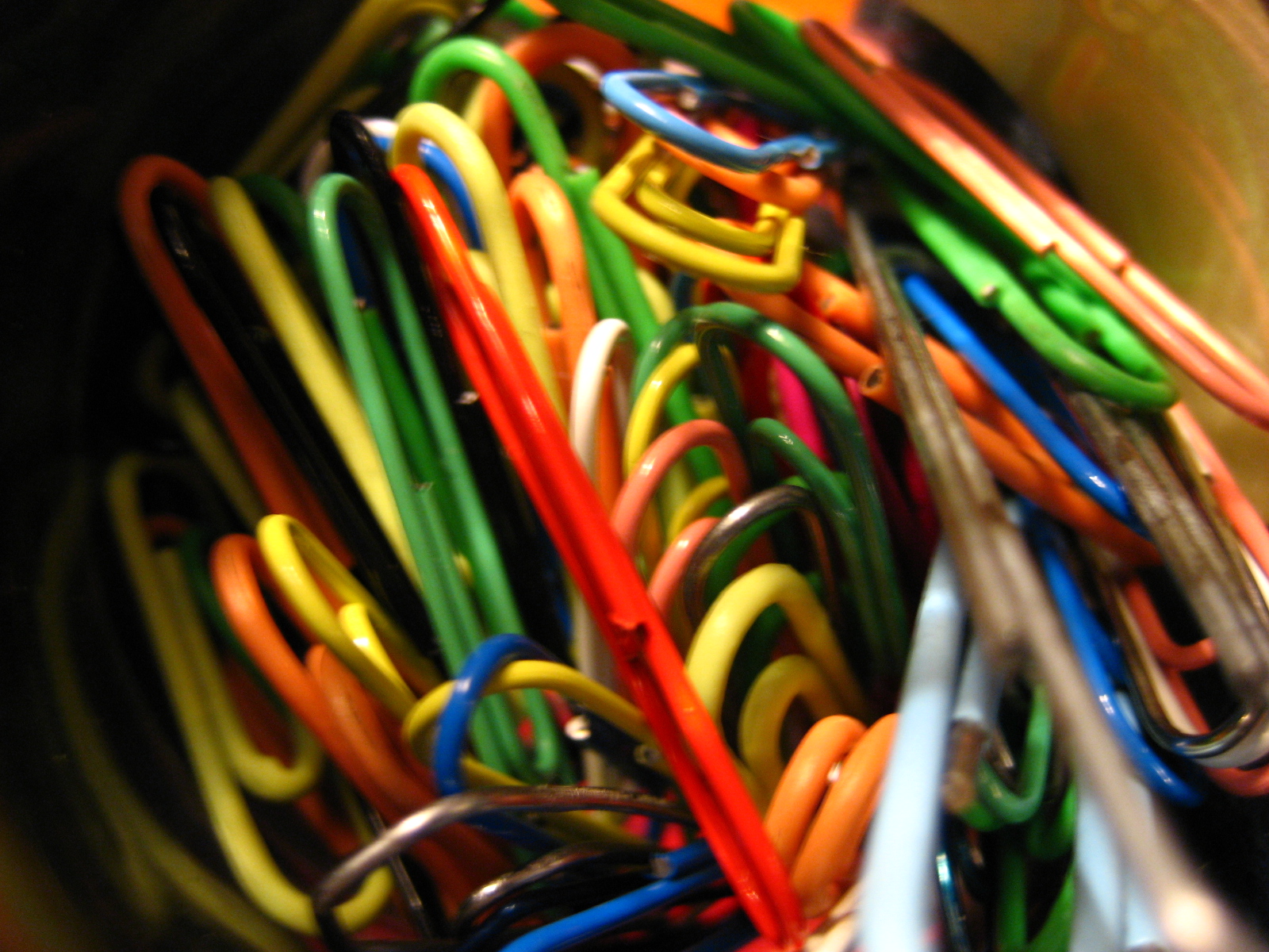a bucket filled with many different colored scissors