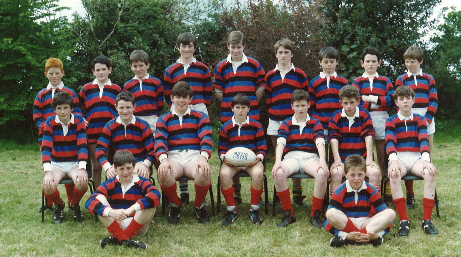 a rugby team poses for their group pograph
