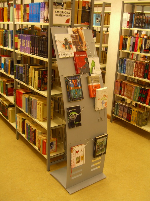 an organized book shelf in the middle of a liry