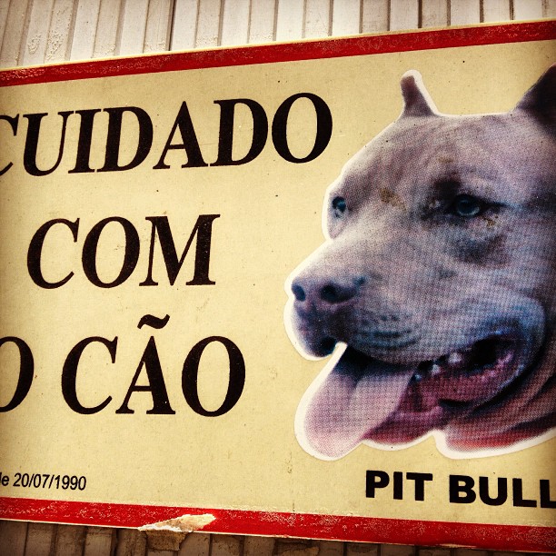 a sign that says, curadao com co cooco, pit bull