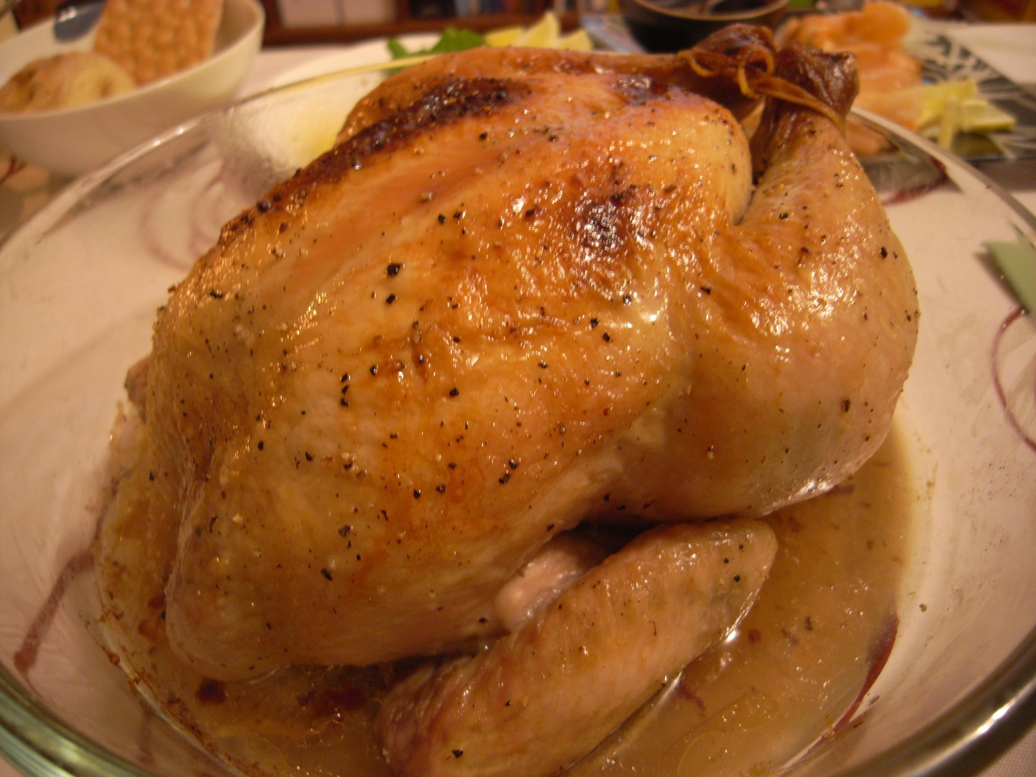 a turkey is covered in gravy with other ingredients