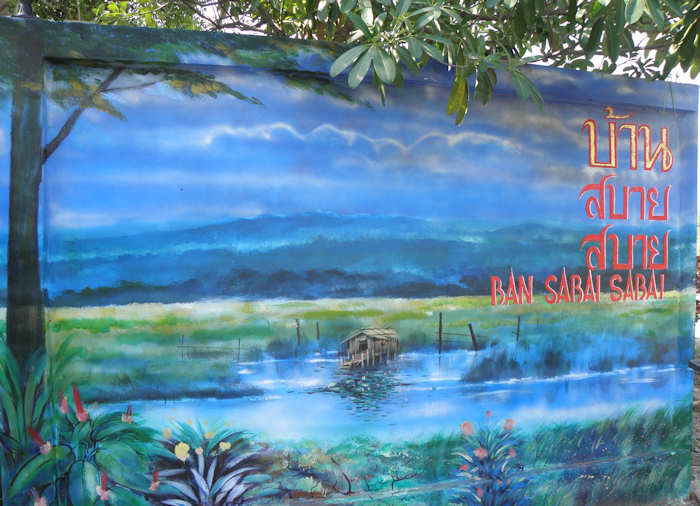 this mural features elephants and the words la luna de floress