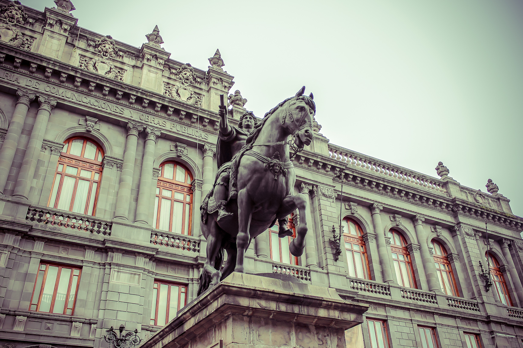 the statue of a man riding on top of a horse