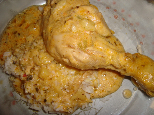 closeup of chicken and rice in a glass bowl