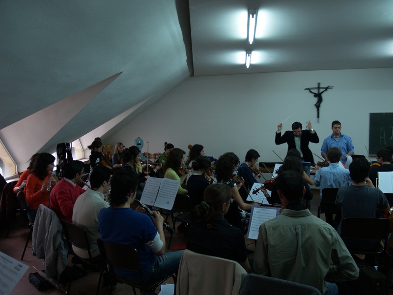 a crowd is in a large room with musical instruments