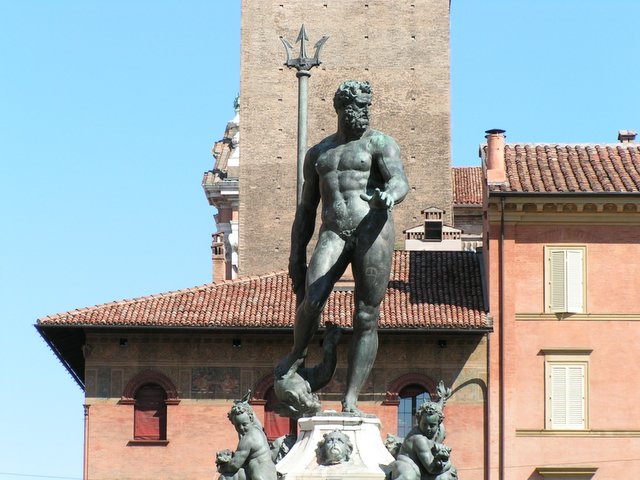 the statue in the middle is surrounded by other statues