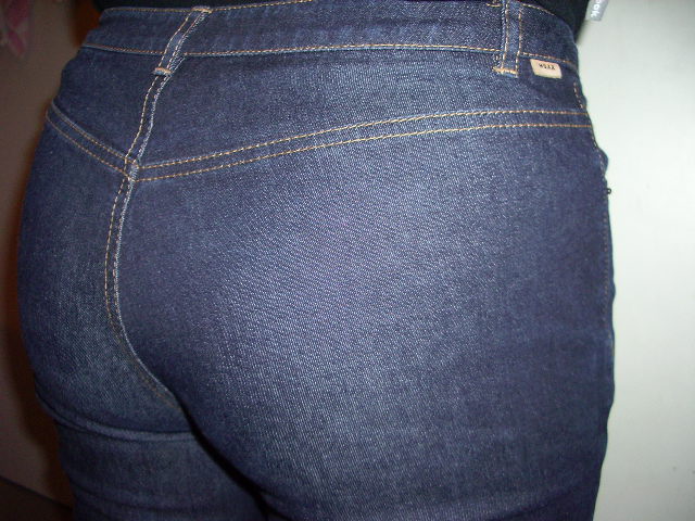 a woman with her  exposed shows a blue jeans