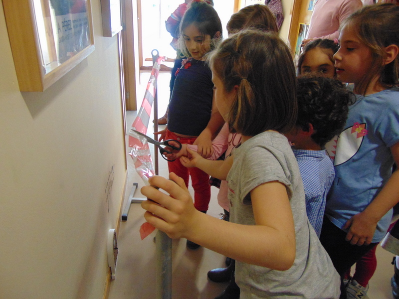 children learning how to cut the paper in class