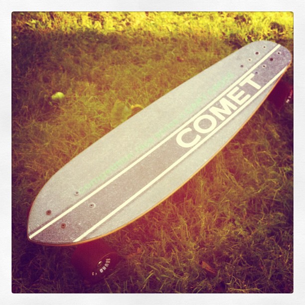 a skateboard that has the words comet written on it