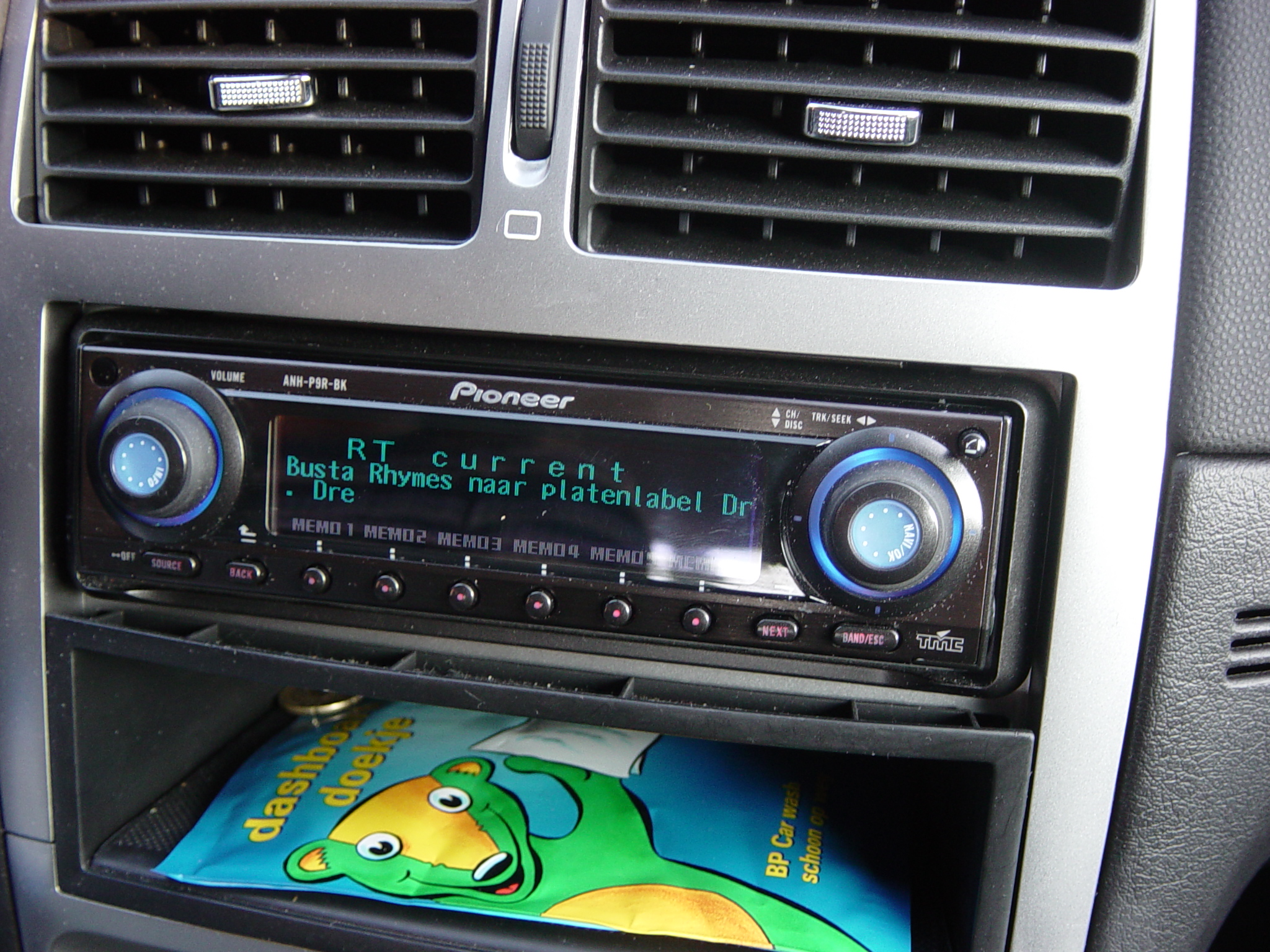 car radio with a sign on it with the word rt current in the center