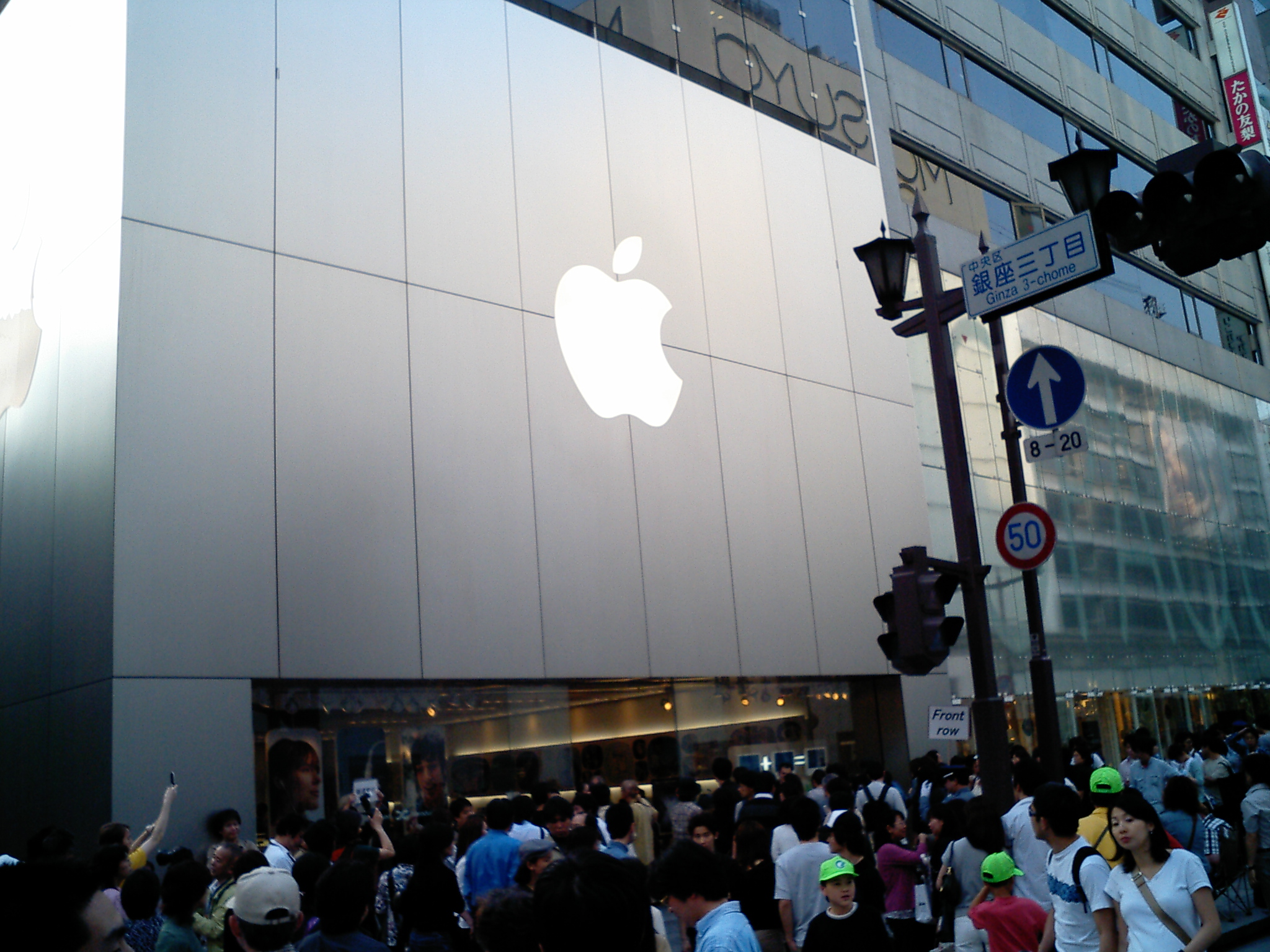 crowd outside an apple store on 5th avenue