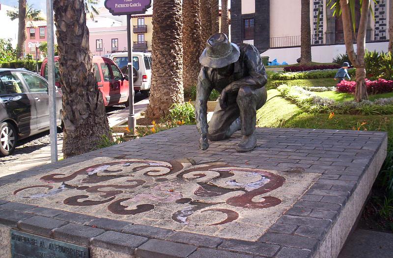 the statue is located in the park with a large sundial