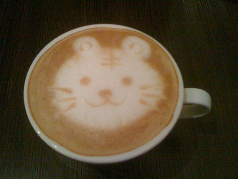 a cat face on a cappuccino