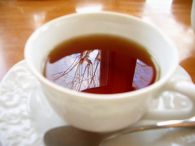 an upside down po of a cup of tea