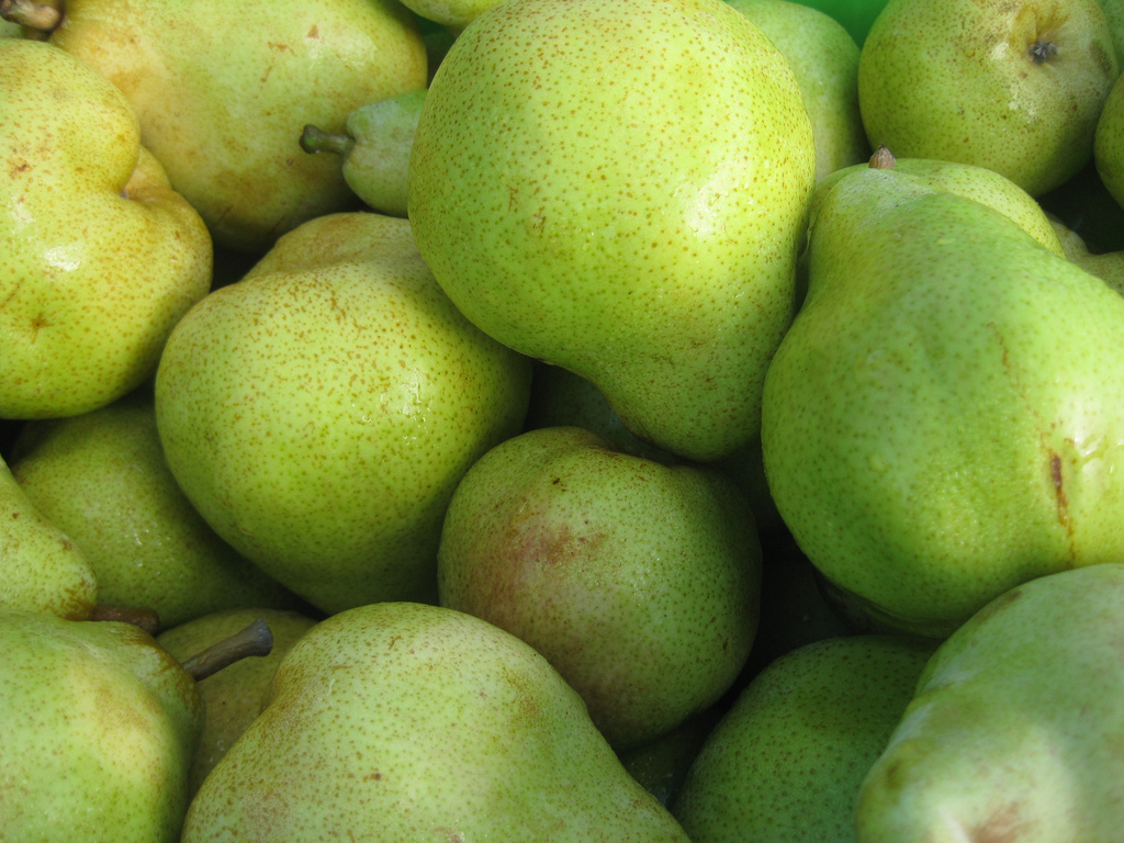 a pile of pears and apples all grouped together