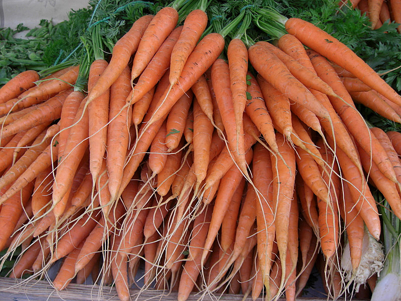 carrots are piled up on top of each other