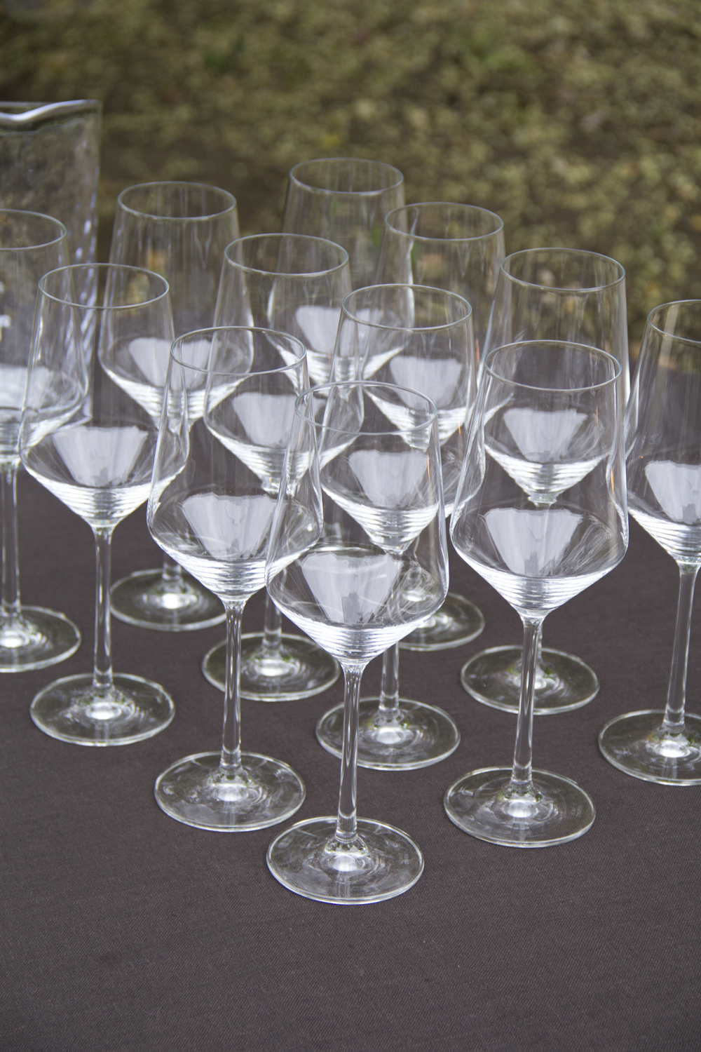 many glasses that are sitting next to each other